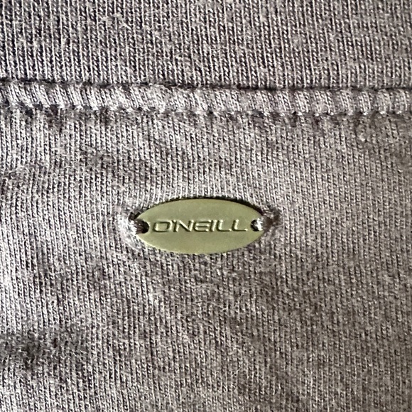 🌸O'Neill Dark Gray Tee with Light Blue Mountain Design - Picture 4 of 6